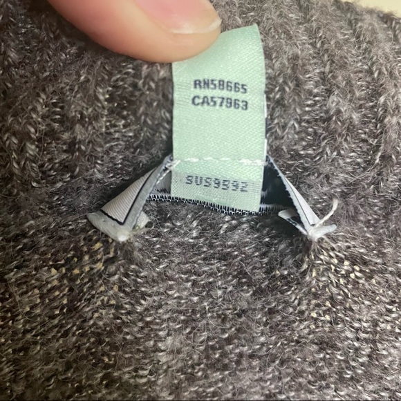 Susina Cozy Portrait V-Neck Sweater - Picture 8 of 12